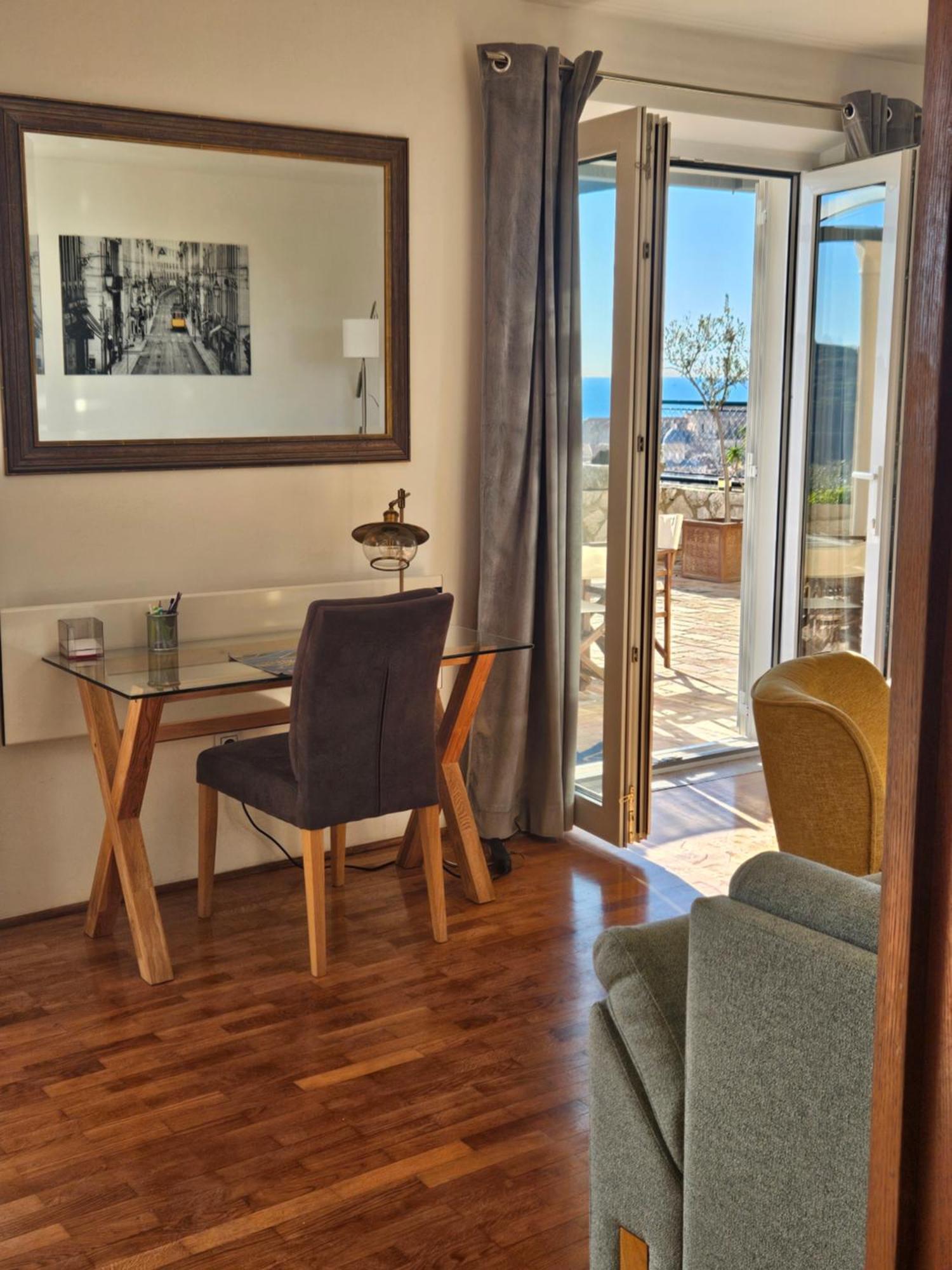 Dubrovniks Views From A Spacious Terrace Appartement *